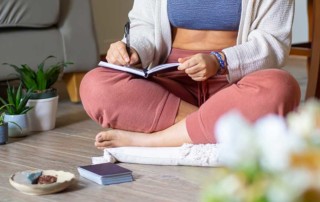 ragazza che fa yoga